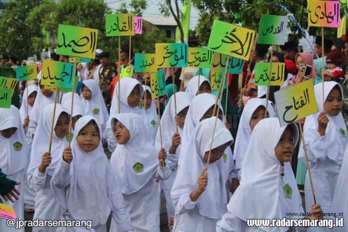 KIRAB BUDAYA: Pawai panjang jimat Haul Sultan Fatah ke-517 kemarin berlangsung meriah.