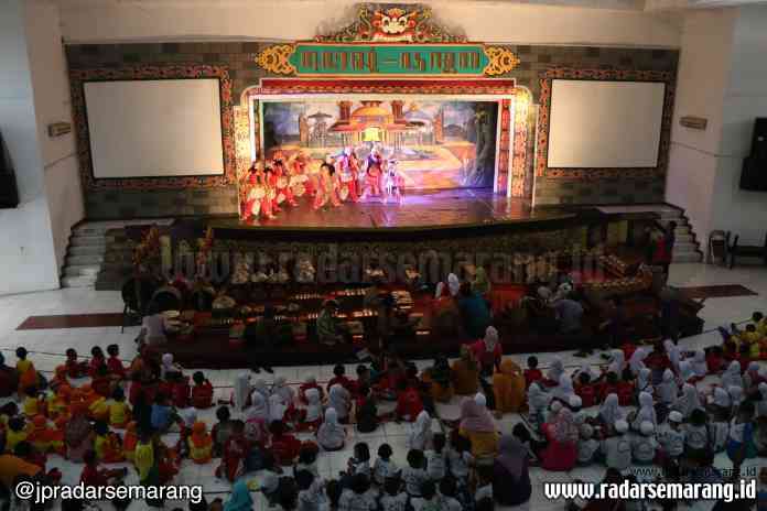 SETIA BERKESENIAN : Ngesti Pandowo saat mementaskan kesenian wayang orang di Taman Budaya Raden Saleh (TBRS).