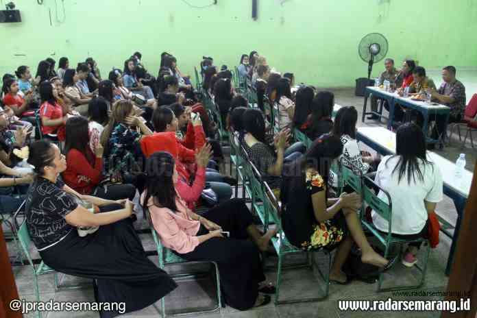 SIDAK: Kepala Satpol PP Kota Semarang Fajar Purwoto saat memberikan sosialisasi kepada para pemandu karaoke di eks lokalisasi Sunan Kuning, Semarang, kemarin.(ADITYO DWI/JAWA POS RADAR SEMARANG)