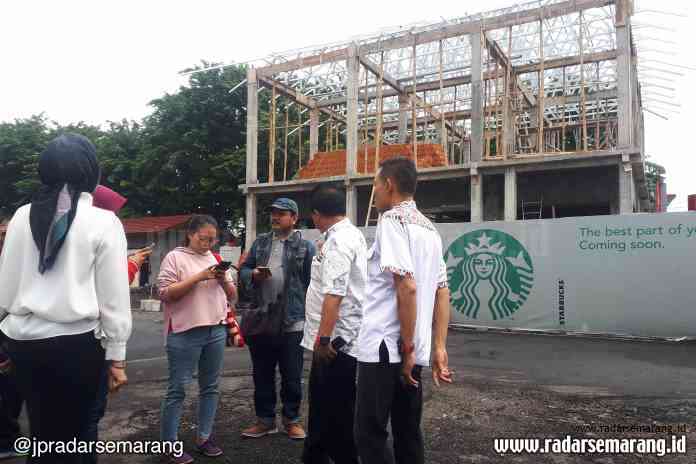 DIDUGA ILEGAL: Petugas Satpol PP Kota Semarang menyegel bangunan gerai Starbucks di Kompleks Museum Mandala Bhakti, kawasan Tugu Muda Semarang, kemarin.(ADITYO DWI/JAWA POS RADAR SEMARANG)
