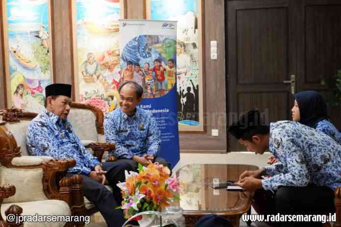 UJI COBA : Wali Kota Pekalongan HM Saelany Machfudz bersama Kepala BPS Kota Pekalongan, Eddy Prawoto saat uji coba pengisian Sensus Penduduk 2020 secara online Senin (18/2).(Norma Sari/Jawa Pos Radar Semarang)
