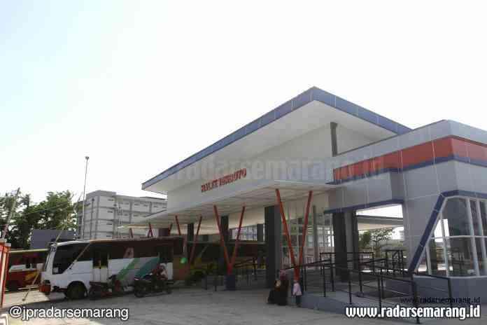 SELESAI DIBANGUN: Terminal barang Terboyo Semarang yang sudah selesai dibangun. Ditargetkan pada April 2020 akan beroperasi. (bawah) Deretan kios untuk para pedagang di kompleks terminal barang Terboyo.