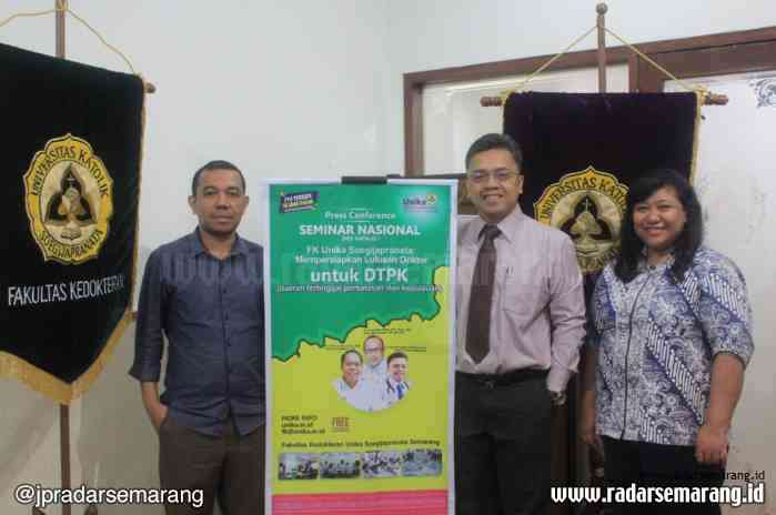 PEDULI DTPK: Dekan Fakultas Kedokteran Unika Soegijapranata Semarang dr Indra (berdasi) bersama Kaprodi dan ketua panitia seminar Nasional “Mempersiapkan Lulusan Dokter untuk DTPK”. (NANANG RENDI AHMAD/JAWA POS RADAR SEMARANG)