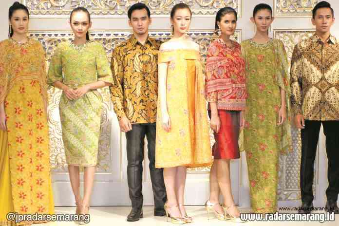 MOTIF SEMARANGAN: Para model memamerkan koleksi busana dari Danar Hadi dengan motif batik khas Semarangan. (Nur Chamin/ Jawa Pos Radar Semarang)