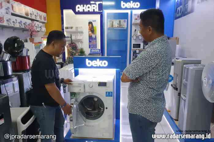SOSIALISASI: Produk elektronik BEKO kini hadir di Atlanta Elektronik dan mendapat respon bagus dari pelanggan Atlanta. (Sutristya/Jawa Pos Radar Semarang)