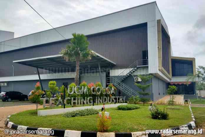 PERTAMA DI INDONESIA: Pabrik coklat UGM Cocoa Teaching Industry di Kandeman, Batang yang diklaim tercanggih. (kanan) General Manager Nur Muhib menunjukkan bubuk coklat hasil produksi pabrik tersebut. (RIYAN FADLI/JAWA POS RADAR SEMARANG).