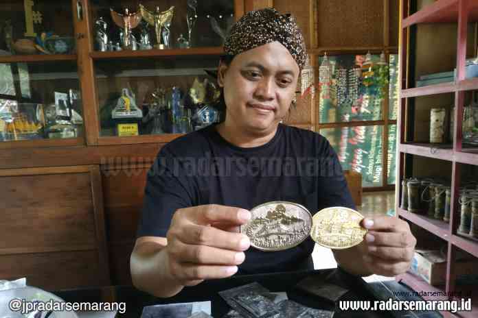 KREATIF: Nuryanto menunjukkan produk gantungan kunci dari kaleng minuman.(AGUS HADIANTO/JAW APOS RADAR SEMARANG)