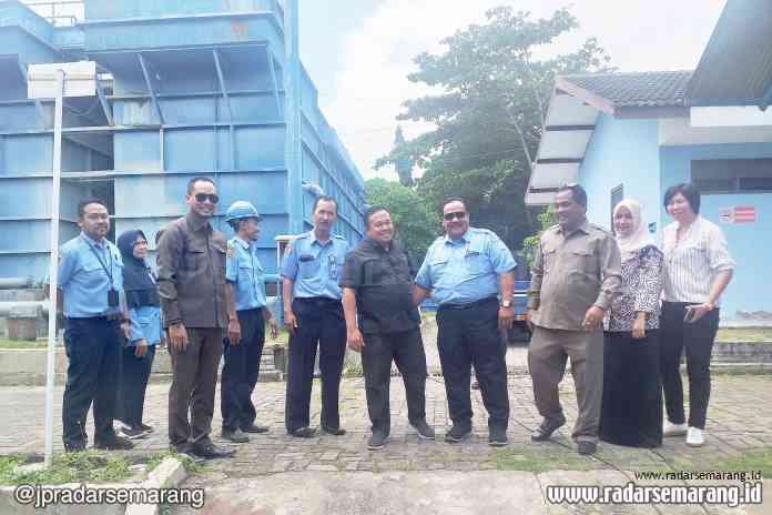 Ketua Komisi B DPRD Kota Semarang Joko Susilo bersama segenap anggota Komisi B melihat secara langsung proses produksi air Perumda PDAM Kota Semarang di IPA Kaligarang.(Humas DPRD Kota Semarang)