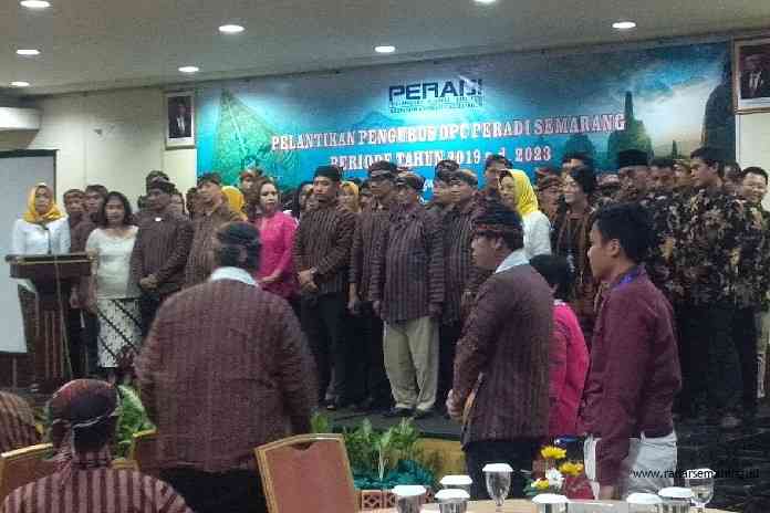 Pakaian khas jawa, mulai sorjan, topi udeng dan kebaya menjadi icon pelantikan dan pengukuhan DPC Peradi Semarang dan Surakarta di hotel Grasia Semarang-JOKO SUSANTO.