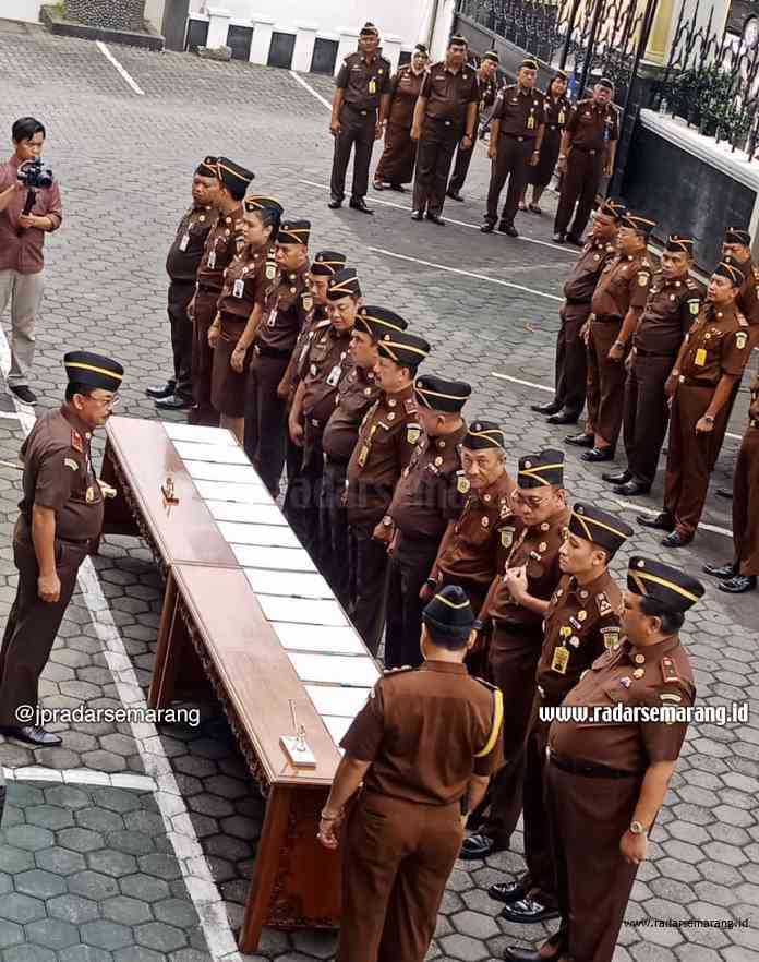 PENCANANGAN : Kejati Jateng mencanangkan pembangunan Zona Integritas Menuju WBK di lapangan kantor Kejati Jateng, kemarin.(JOKO SUSANTO/JAWA POS RADAR SEMARANG)