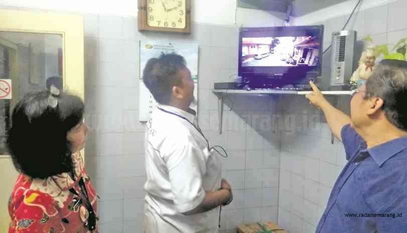 JAGA KEAMANAN : Layar monitor CCTV untuk memantau kondisi lingkungan di RW 3 Kelurahan Kranggan.(IWAN/JAWA POS RADAR SEMARANG)