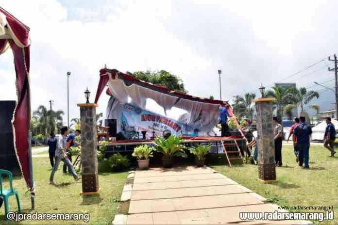 ROBOH: Kondisi atap panggung santunan yatim piatu yang roboh di Alun-Alun Kecamatan Bawang Rabu (19/2). (RIYAN FADLI/JAWA POS RADAR SEMARANG)