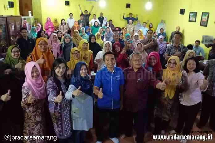 GURU HEBAT: Peserta pelatihan penulisan artikel ilmiah populer berfoto bersama dengan Pengawas SMA/SMK Cabang Dinas Pendidikan Wilayah I  Yani Ernawati, Kepala SMAN 1 Ungaran Supriyanto dan Pemimpin Redaksi Jawa Pos Radar Semarang Arif Riyanto. (TASROPI/J