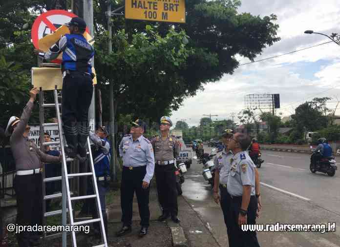 DILARANG MASUK KOTA: Dishub Kota Semarang dan Satlantas Polrestabes Semarang saat memasang rambu pembatasan tonase kendaraan di Simpang Krapyak, kemarin. (EKO WAHYU BUDIYANTO/JAWA POS RADAR SEMARANG)