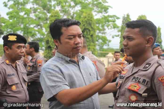 RAZIA: Sie Propam Polres Pekalongan melaksanakan operasi Gaktiplin terhadap personel Polres Pekalongan yang berpenampilan tidak sesuai dengan ketentuan satuan Polri. (Ist)