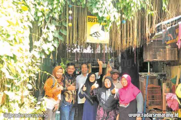 KREATIF : Warga RW 3 Kelurahan Purwodinatan memanfaatkan MCK komunal untuk menghasilkan biogas sebagai bahan bakar memasak warga. (IDA FADILAH/JAWA POS RADAR SEMARANG)