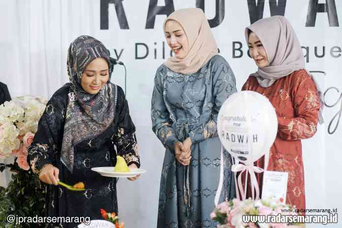 GRAND OPENING : Owner Radwah Salatiga Andilla Dias bersama Adelia Pasha sebagai brand ambassador Radwah memotong tumpeng dalam grand opening yang digelar pada Jumat (7/2).(ISTIMEWA)