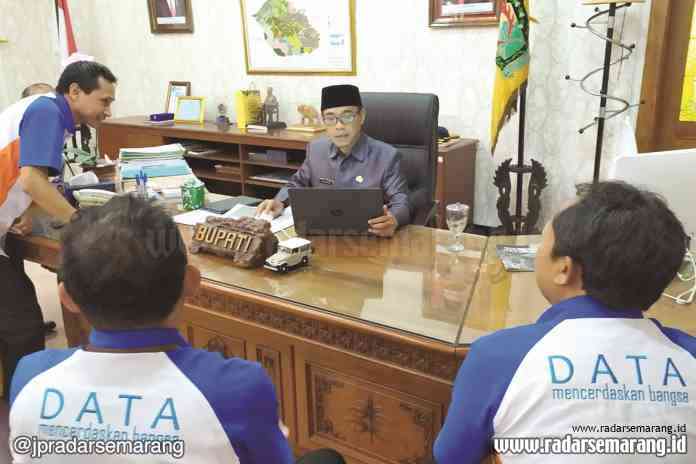 SENSUS ONLINE : Bupati Temanggung HM Al Khadziq sedang mengisi sensus penduduk online Selasa (25/2) di pendopo Jenar. (Humas Kabupaten Temanggung for JP Radar Kedu)