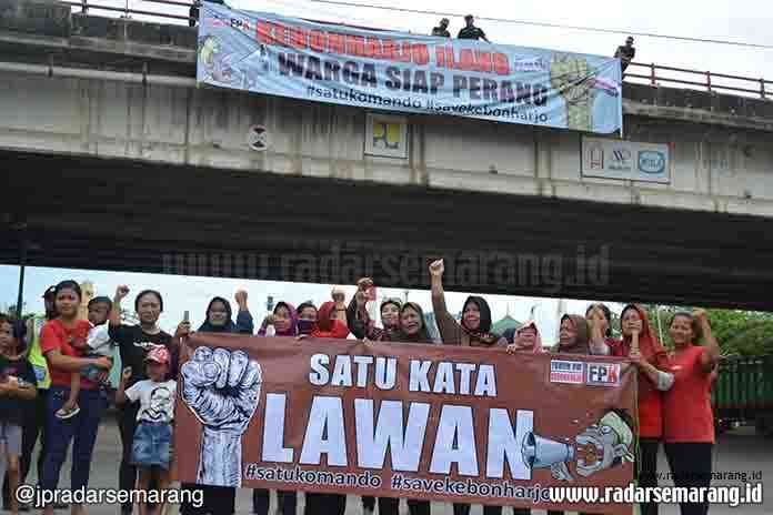 Warga Kebonharjo, Tanjung Mas, Semarang Utara saat melakukan aksi penolakan terhadap pembatalan 56 sertifikat tanah milik warga oleh BPN Kota Semarang. (hid@radarsemarang.com)