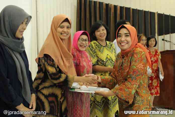 BERI APRESIASI : Kepala Badan Penyelenggara Jaminan Sosial (BPJS) Kesehatan Cabang Magelang Dyah Miryanti memberikan penghargaan bagi 12 FKTP yang telah melayani Antrean Online.(PUPUT PUSPITASAR/JAWA POS RADAR SEMARANG)