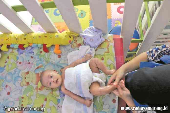 Selain untuk kesehatan, baby spa juga bermanfaat untuk membantu tumbuh kembang bayi. (Nur Chamim)
