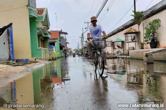 Kondisi Jalan Angkatan 66 Kota Pekalongan yang terendam banjir. (Norma Sari Yulianingrum)