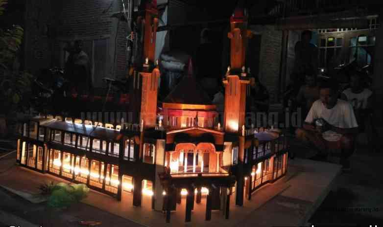 KREATIF: Ponco Kusworo Aji, perajin miniatur dari Tambaklorok Semarang yang membuat replika Gedung Lawang Sewu. (DOKUMEN PRIBADI)