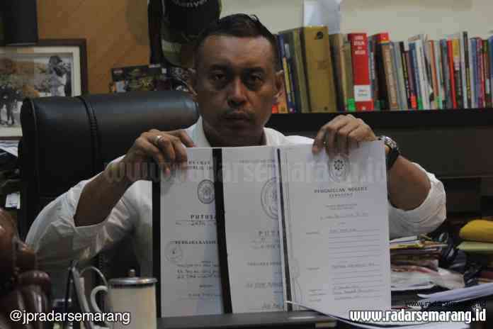 DUGAAN PENGGELAPAN : Kuasa Hukum Kwee Foeh Lan, John Richard Latuihamallo, menunjukkan tiga putusan yang menyatakan bahwa sertifikat tanah adalah hak milik Kiantoro Nadjudjojo dan istrinya, Kwee Foeh Lan.(Sigit Andrianto/ Jawa Pos Radar Semarang)