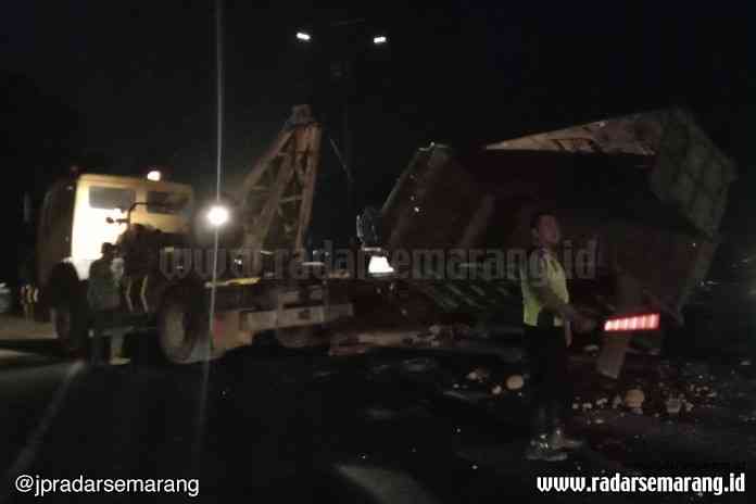 Kondisi truk yang rusak usai kecelakaan di Pantura Kecamatan Banyuputih. (Riyan Fadli)