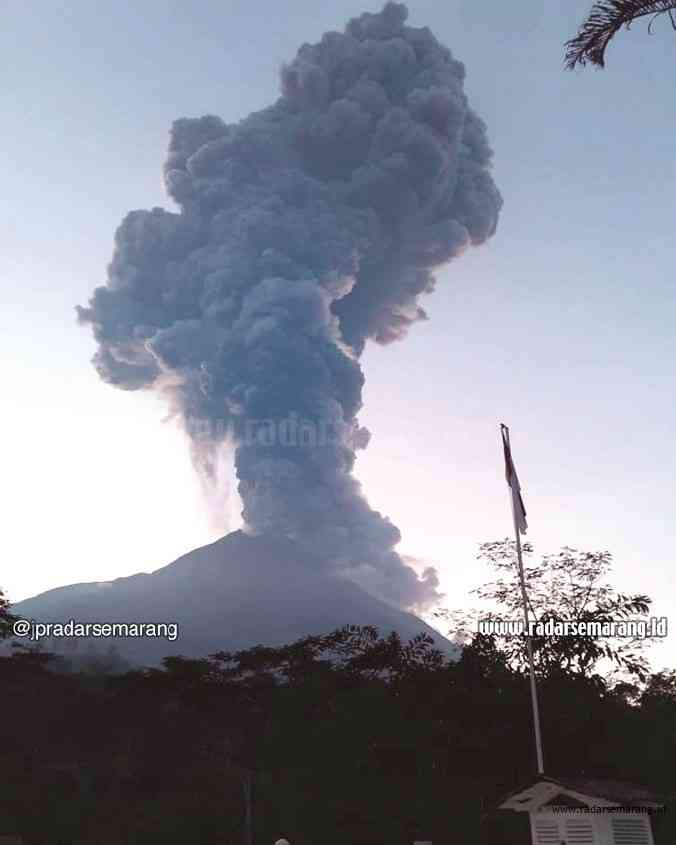 Awan panas yang dikeluarkan Gunung Merapi terlihat dari Pos Pengamatan Gunung Merapi Babadan, Selasa (3/3). (DOK Balai Penyelidikan dan Pengembangan Teknologi Kebencanaan Geologi Jogjakarta)