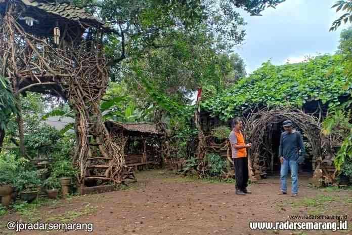 Salah satu pengurus kelompok sadar wisata Kelurahan Nongkosawit ketika sedang berbincang di omah pang. (Adennyar Wycaksono / Jawa Pos Radar Semarang)