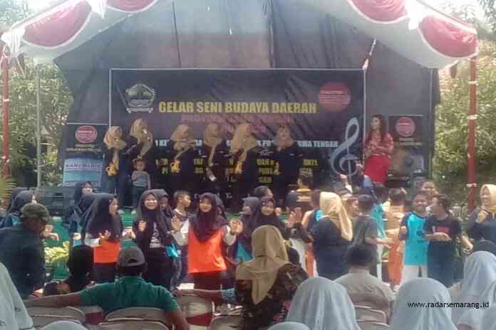 Seniman dan remaja berkolaborasi dalam seni musik dan tari. (Istimewa)