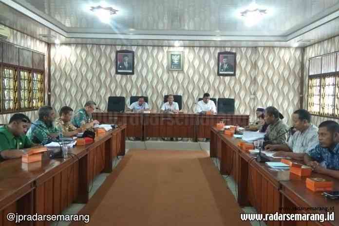 Audiensi antara paguyuban pedagang Pasar Bintoro dengan Dindagkop-UKM di kantor DPRD Demak Kamis (19/3/2020) kemarin. (Nanang Rendi Ahmad/Jawa Pos Radar Semarang)
