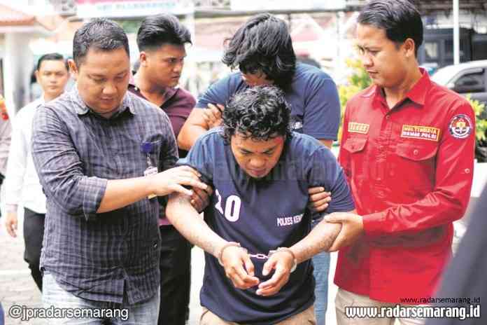 Ketiga pelaku pencurian dana BOS SMP 1 Gemuh saat dilakukan gelar perkara oleh Kapolres Kendal AKBP Ali Wardana. (Budi Setiyawan)