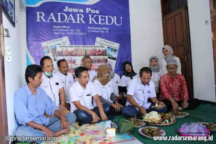 Direktur Jawa Pos Radar Semarang Baehaqi memotong tumpeng sebagai tanda peresmian kantor Jawa Pos Radar Semarang Biro Kedu yang pindah ke Jalan Pahlawan no 10 Kota Magelang. (Puput Puspitasari/Jawa Pos Radar Semarang)