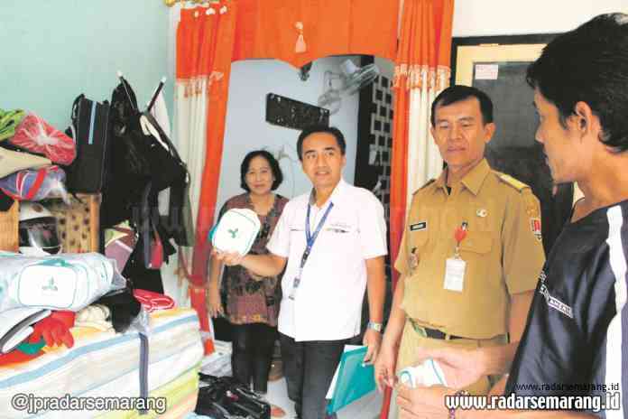 KAMPUNG UMKM TAS : Kampung Leduwi di RW 2 Kelurahan Sarirejo Kecamatan Semarang Timur menjadi salah satu sentra pembuatan tas di Kota Semarang.(ALVI NUR JANAH/JAWA POS RADAR SEMARANG)