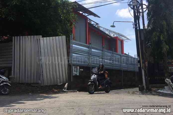 Bangunan Puskesmas Bugangan di Semarang Timur yang mangkrak karena pengerjaan yang tidak sesuai target. (Eko Wahyu Budiyanto/Jawa Pos Radar Semarang)