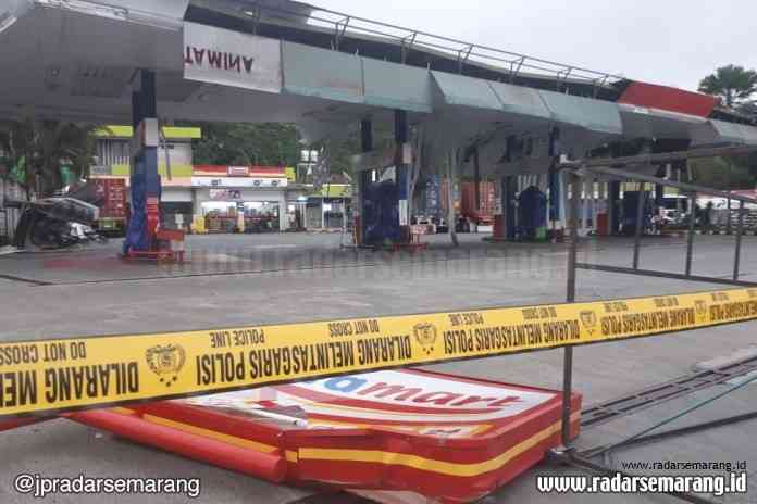 SPBU di Jalan Raya Bawen-Pingit Km 41.5 Ngampin, Ambarawa, Kabupaten Semarang yang rusak parah diterjang angin puting beliung, Minggu (8/3/2020) siang. (Maria Novena)