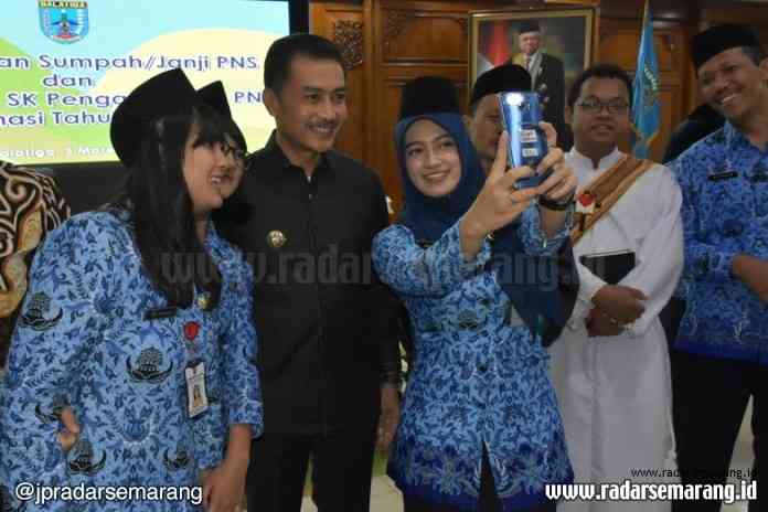 Sejumlah PNS mengajak selfie Wali Kota Salatiga Yuliyanto usai pelantikan. (Dhinar Sasongko)