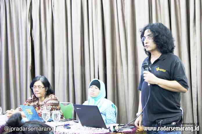 Donny Danardono (paling kanan) dan Evarisan (tengah) sedang menyampaikan materi tentang Tinjauan Kritis RUU Ketahanan Keluarga di Unika Soegijapranata, Senin (2/3/2020). (Nanang Rendi Ahmad)