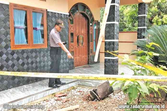 Polisi melakukan olah TKP di usaha konveksi di Dusun Sidokerti, Kajen. Tabung uap setrika meledak mengakibatkan 1 karyawan luka. (Taufik Hidayat)