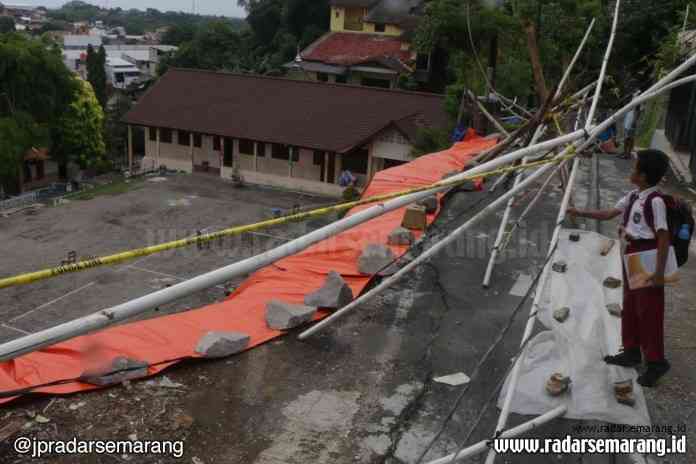 Talut sepanjang 24 meter dengan tinggi 10 meter longsor menimpa halaman SD Negeri Kalibanteng Kidul 2 Semarang, Senin (2/3/2020).