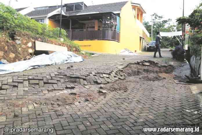 Jalan di Blok D Perumahan Graha Ariabima, Susukan, Ungaran Timur, Kabupaten Semarang amblas akibat tanah bergerak. (Maria Novena)