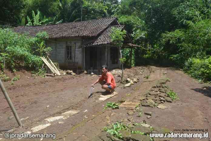 Warga menunjukkan rekahan tanah di Dusun Kranjang Lor, Desa Sidosari, Kecamatan Salaman, Kabupaten Magelang (Agus Hadianto)