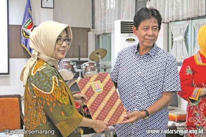 Kepala Dinas Pendidikan Kota Semarang Gunawan Saptogiri (kanan) sepakat menjalin kerjasama dengan Fakultas Ilmu Budaya Undip yang diwakili Dekan Nurhayati. (Alvi Nur Janah)