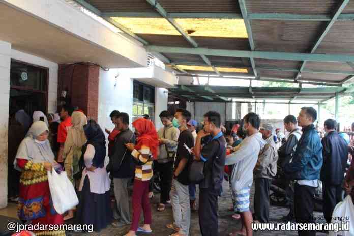 Sejumlah pembeli di toko kimia Indrasari rela antre demi mendapatkan bahan baku antiseptik dan kebutuhan obat lain. (Alvi Nur Janah / Jawa Pos Radar Semarang)