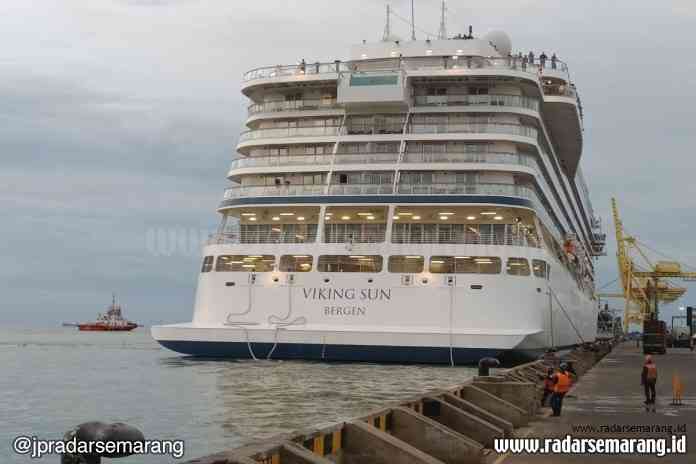 Kapal pesiar Viking Sun saat bersandar di Pelabuhan Tanjung Emas Semarang, Kamis (5/3/2020). Sebanyak 1.200 penumpang kapal berbendera Norwegia ini dilarang turun dari kapal. (bawah) Penumpang KA di Stasiun Semarang Poncol saat dibagikan masker untuk anti