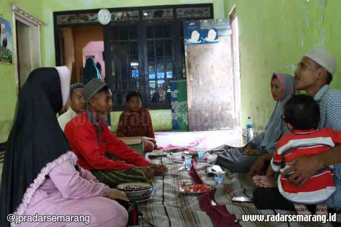 BERDUKA: Ijabud Jadir (baju merah) saat menerima para petakziah di rumahnya.(NANANG RENDI AHMAD/JAWA POS RADAR SEMARANG)