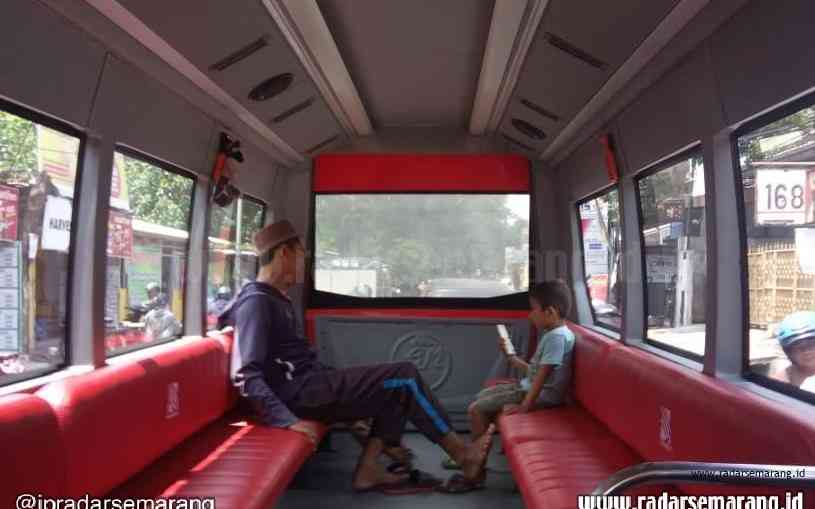 Penumpang Feeder Trans Semarang bisa bersantai bahkan tidur-tiduran karena sekali jalan hanya terisi 5-6 orang dari kapasitas 22 penumpang. (Ida Fadilah/Jawa Pos Radar Semarang)