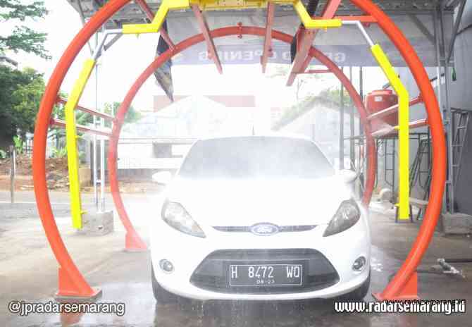 CANGGIH: Proses pencucian mobil dengan menggunakan mesin otomatis di Car Wash Mulawarman.(ISTIMEWA)